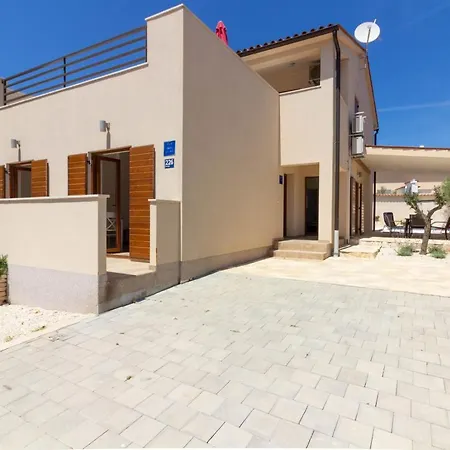 Beautiful Cissana With Private Pool Near The Villa Peroj